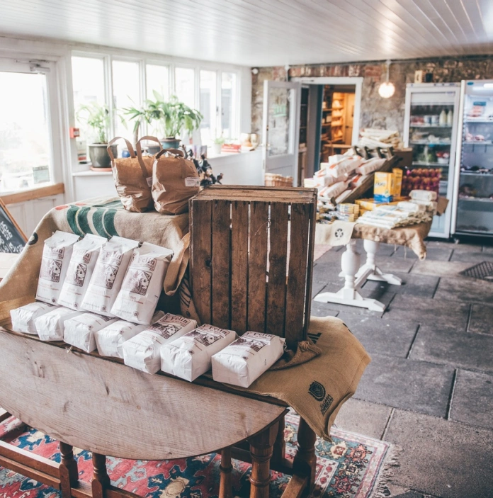 Tu fewn i siop Wright's Food Emporium